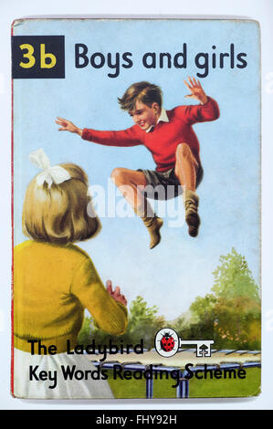 « garçons et filles » Ladybird années 1960 vintage couverture de livre avant pour enfants Enfants sur un trampoline dans un jardin illustration Londres Angleterre R.-U. KATHY DEWITT Banque D'Images