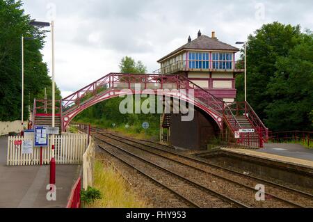 La gare de Bangor. Bridge et le signal fort. Brampton, Tyne Valley Line, Northumberland, England, United Kingdom. Banque D'Images