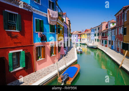 Maisons colorées et canal, Burano, Veneto, Italie Banque D'Images