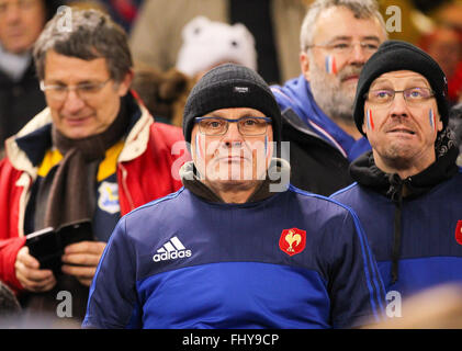 Principauté Stadium, Cardiff, Pays de Galles. Feb 26, 2016. RBS Six Nations championnats. Le Pays de Galles contre la France. Fans français avant le jeu. Credit : Action Plus Sport/Alamy Live News Banque D'Images