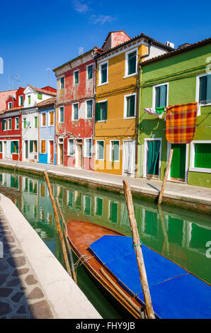 Maisons colorées et canal, Burano, Veneto, Italie Banque D'Images