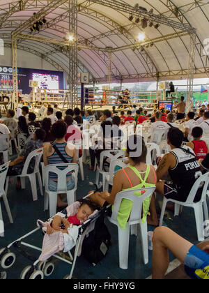 Bébé dort dans la pram en match de boxe thai, Bangkok, Thaïlande Banque D'Images