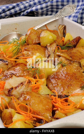 Poulet rôti braisé avec pommes de terre, carottes et de shalott en rôtissoire céramique Banque D'Images