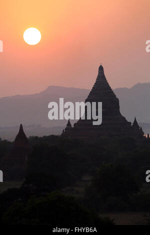 Temples et pagodes au coucher du soleil sur la plaine centrale de Bagan, Myanmar (Birmanie) Banque D'Images