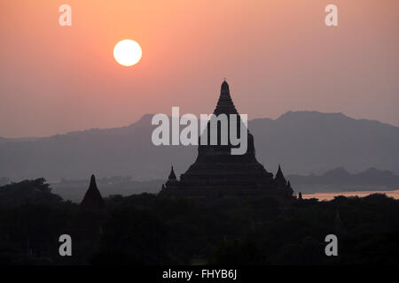 Temples et pagodes au coucher du soleil sur la plaine centrale de Bagan, Myanmar (Birmanie) Banque D'Images