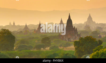 Temples et pagodes au coucher du soleil sur la plaine centrale de Bagan, Myanmar (Birmanie) Banque D'Images