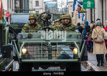 TALLINN, ESTONIE - 24 février 2016 : Célébration de la Journée de l'indépendance et les Forces de défense parade sur la place de la liberté dans de grands Banque D'Images