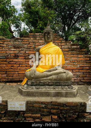 Statues de Bouddha avec peignoirs au Wat Phanon Choeng Ayutthaya Thaïlande Banque D'Images