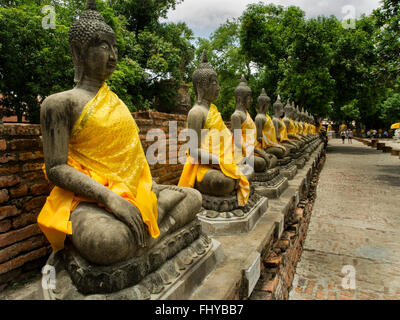 Statues de Bouddha avec peignoirs au Wat Phanon Choeng Ayutthaya Thaïlande Banque D'Images