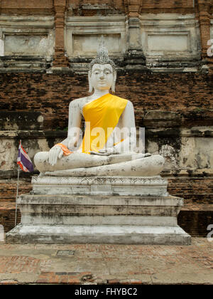 Statues de Bouddha avec peignoirs au Wat Phanon Choeng Ayutthaya Thaïlande Banque D'Images