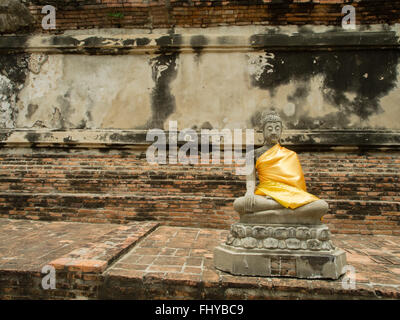 Statues de Bouddha avec peignoirs au Wat Phanon Choeng Ayutthaya Thaïlande Banque D'Images