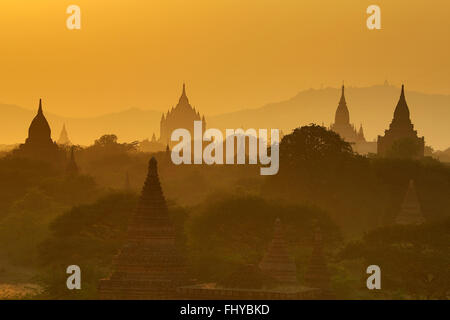 Temples et pagodes au coucher du soleil sur la plaine centrale de Bagan, Myanmar (Birmanie) Banque D'Images