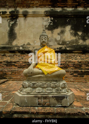 Statues de Bouddha avec peignoirs au Wat Phanon Choeng Ayutthaya Thaïlande Banque D'Images