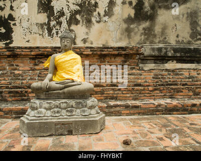 Statues de Bouddha avec peignoirs au Wat Phanon Choeng Ayutthaya Thaïlande Banque D'Images