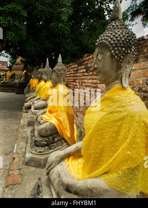 Statues de Bouddha avec peignoirs au Wat Phanon Choeng Ayutthaya Thaïlande Banque D'Images