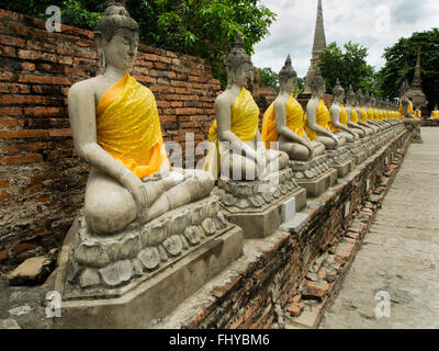 Statues de Bouddha avec peignoirs au Wat Phanon Choeng Ayutthaya Thaïlande Banque D'Images