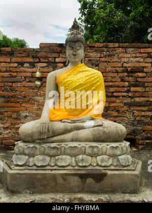 Statues de Bouddha avec peignoirs au Wat Phanon Choeng Ayutthaya Thaïlande Banque D'Images