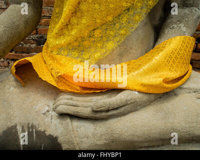 Statues de Bouddha avec peignoirs au Wat Phanon Choeng Ayutthaya Thaïlande Banque D'Images