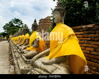 Statues de Bouddha avec peignoirs au Wat Phanon Choeng Ayutthaya Thaïlande Banque D'Images