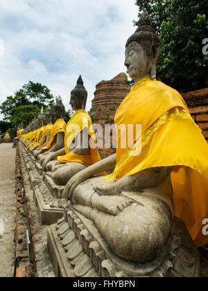 Statues de Bouddha avec peignoirs au Wat Phanon Choeng Ayutthaya Thaïlande Banque D'Images