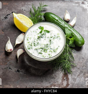 Sauce au yogourt tzatziki frais. Les herbes et les légumes. Arrière-plan de l'alimentation Banque D'Images