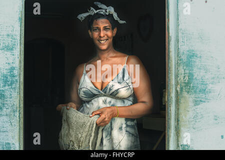 Portrait de funny femmes cubaines sur le seuil de la maison dans la rue à La Havane, Cuba Banque D'Images