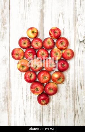 Coeur de pommes sur fond lumineux en bois. L'amour et la Saint-valentin concept Banque D'Images