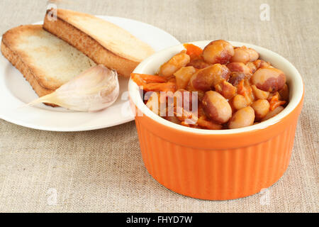 Ragoût de haricots rouges avec carotte, oignon et tomate vinaigrette dans Bol en céramique orange sur toile Banque D'Images