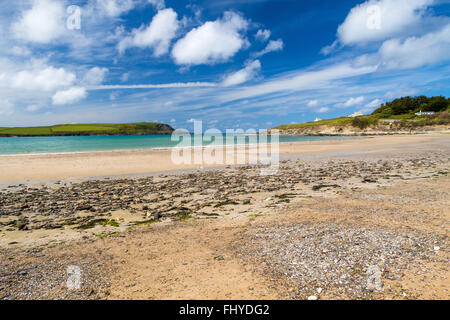 La magnifique plage de sable fin à la baie de Daymer situé sur la rivière près de l'estuaire de Camel Rock et Padstow Cornwall England UK Banque D'Images