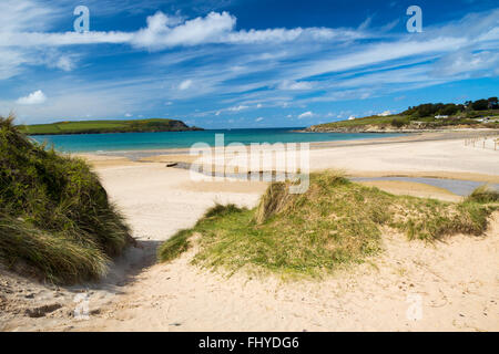 La magnifique plage de sable fin à la baie de Daymer situé sur la rivière près de l'estuaire de Camel Rock et Padstow Cornwall England UK Banque D'Images