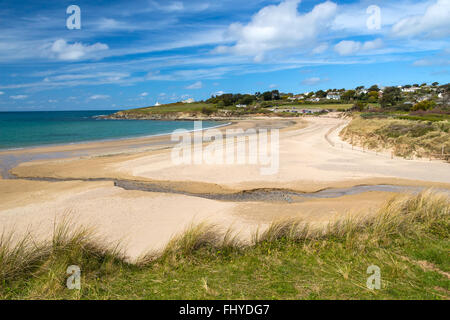 La magnifique plage de sable fin à la baie de Daymer situé sur la rivière près de l'estuaire de Camel Rock et Padstow Cornwall England UK Banque D'Images