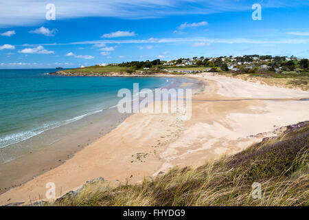 La magnifique plage de sable fin à la baie de Daymer situé sur la rivière près de l'estuaire de Camel Rock et Padstow Cornwall England UK Banque D'Images