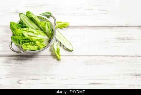 Salade de légumes verts sur table de cuisine en bois. Fresh Food concept detox Banque D'Images