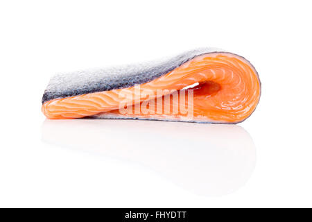 Pavé de saumon cru isolé sur fond blanc. Sushi sashimi. Manger des fruits de mer sains de luxe. Banque D'Images