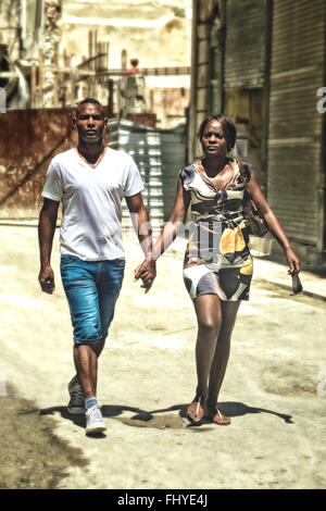 Les amoureux de l'Afro Cuban l'homme et la femme marche dans la rue de la Vieille Havane, Cuba Banque D'Images