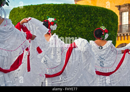 Les interprètes dansent dans le jardin ou la place centrale au cours de l'Assemblée Folk Dance Festival - San Miguel de Allende, Mexique Banque D'Images