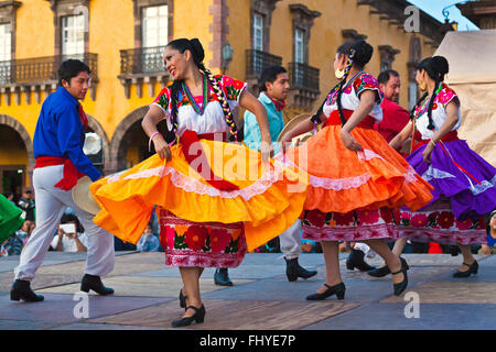 Les interprètes dansent dans le jardin ou la place centrale au cours de l'Assemblée Folk Dance Festival - San Miguel de Allende, Mexique Banque D'Images