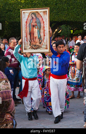 L'exécution LA VIERGE DE GUADALUPE pour démarrer le Folk Dance Festival - San Miguel de Allende, Mexique Banque D'Images