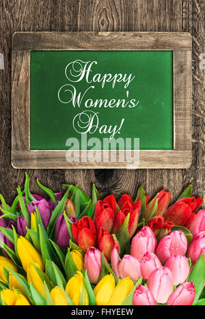 Tableau avec fleurs tulipes et un exemple de texte professionnels Womens Day ! Banque D'Images
