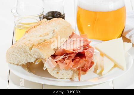 Sandwich jambon à l'huile d'olive du fromage et de la bière Banque D'Images