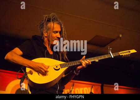 JC MAILLARD le directeur musical de LISA FISCHER ET GRAND BATON dans le club de nuit au FESTIVAL DE JAZZ DE MONTERY Banque D'Images