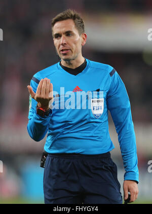 Bandesliga Football, journée 23, 27 février, 2016, Cologne, Allemagne, 1. FC Koeln vs Hertha BSC Berlin : Arbitre Tobias Stieler. Credit : Juergen Schwarz/Alamy Live News Banque D'Images