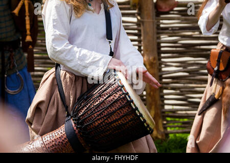 Fille jouant sur djembe Banque D'Images