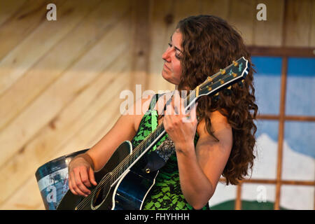 Caravane de voleurs en prestation au quatre coins FOLK FESTIVAL 2014 - Colorado Banque D'Images