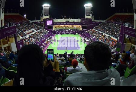 Doha. Feb 27, 2016. Une vue générale du stade montre Agnieszka Radwanska de Pologne et Carla Suarez Navarro de l'Espagne pendant féminin demi-finale du WTA Qatar Total Open 2016 au complexe de tennis Khalifa International Doha, Qatar Février. 26, 2016. Carla Suarez Navarro a gagné 2-0. Credit : Nikku/Xinhua/Alamy Live News Banque D'Images