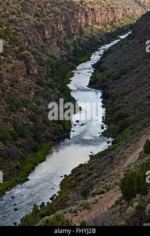 La RIO GRANDE RIVER traverse la gorge de Taos - NOUVEAU MEXIQUE Banque D'Images