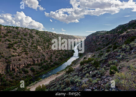 La RIO GRANDE RIVER traverse la gorge de Taos - NOUVEAU MEXIQUE Banque D'Images