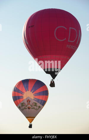 Une paire de ballons ordre croissant au cours de l'International Balloon Fiesta à Bristol. Banque D'Images