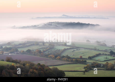 Glastonbury Tor entouré de brumes champs sur Somerset Levels. Banque D'Images