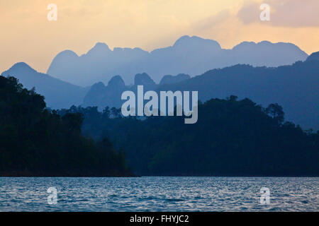 FORMATIONS KARSTIQUES créer un paysage magnifique autour du lac CHEOW FR dans Parc national de Khao Sok - Thaïlande Banque D'Images